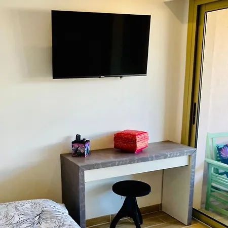 New 10 Minutes' Walk From The *