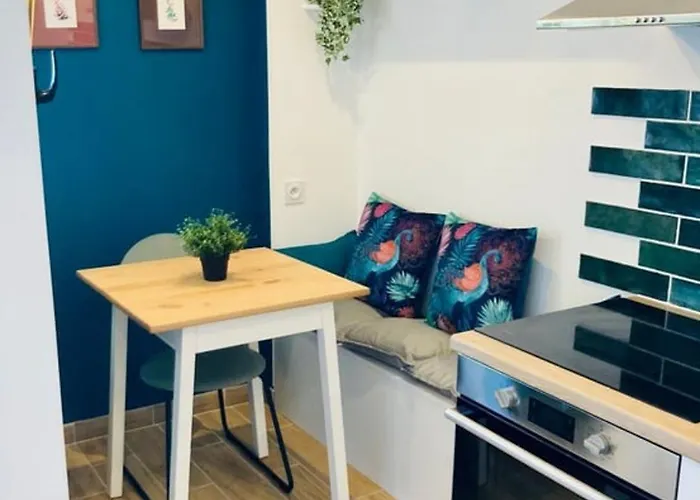 New 10 Minutes' Walk From The Apartament *