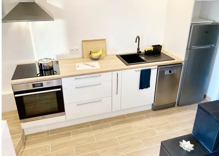 New 10 Minutes' Walk From The Apartament